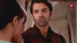 Arnav Asks the Guptas to Vacate