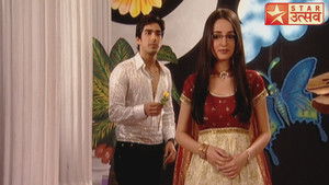 Samrat Gives Gunjan a Rose