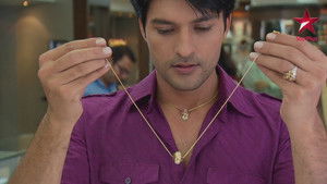 Sooraj buys a gift for Kavita