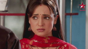 Khushi Seeks Arnav's Help