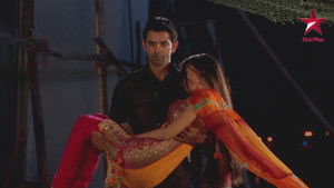 Arnav Drops Khushi Home
